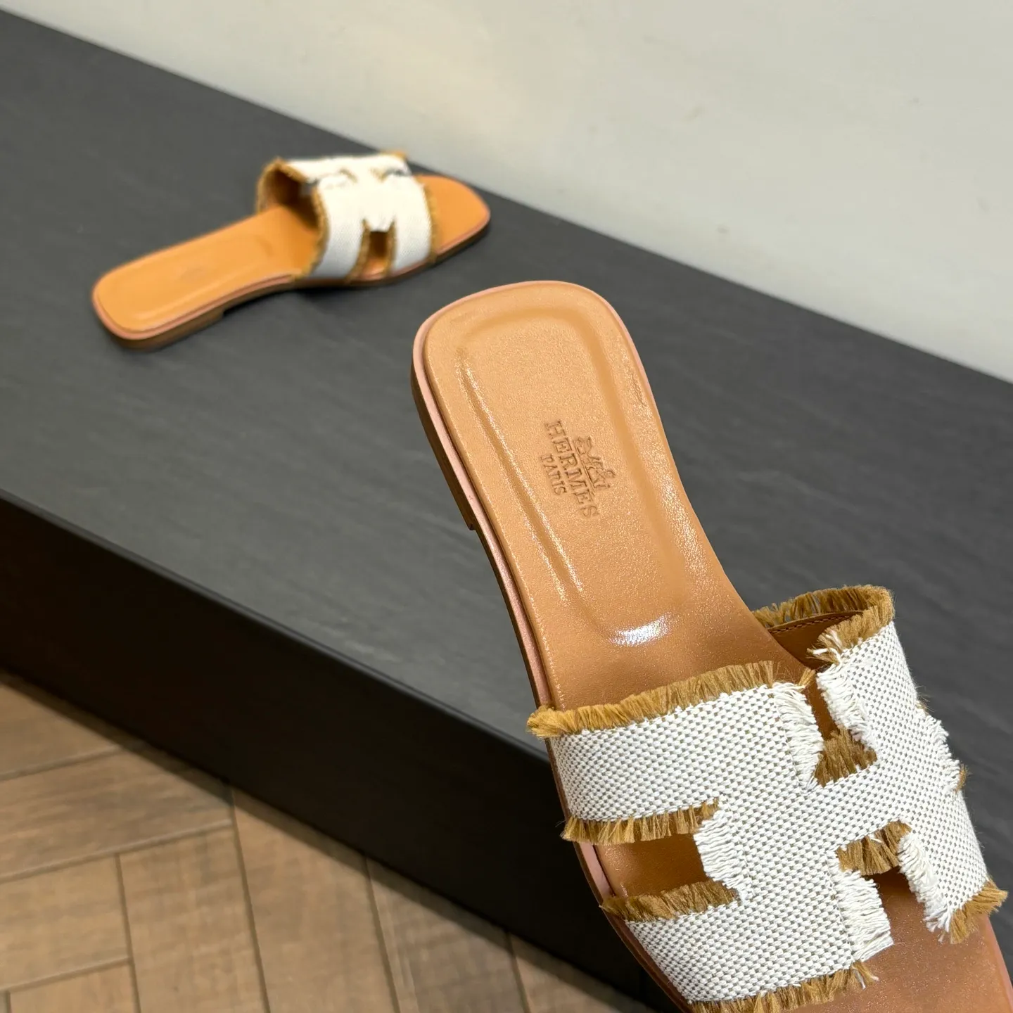👟👟Ex-factory price 480👟👟 Brand💗: The latest color series from HERMES official website Code number💗: 35-40 full size (34 41 42 customized, non-refundable and non-exchangeable) Upper material💗: Classic plain calfskin Sole material💗: Zero-crack genuine leather mid-sole👑👑👑 Fully dyed HERMES Plain calfskin sandals, a historical representative work, the timeless classic H sandals, suitable for home and travel, this shoe is the finishing touch of your wardrobe, it looks great on the feet💃🏻💃🏻💃🏻